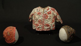 Brassière et béguins d'enfants