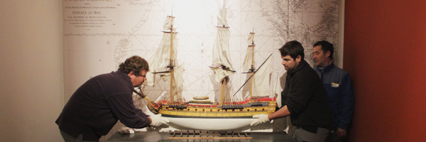 Manipulation des oeuvres / © Musée de la Compagnie des Indes, Ville de Lorient